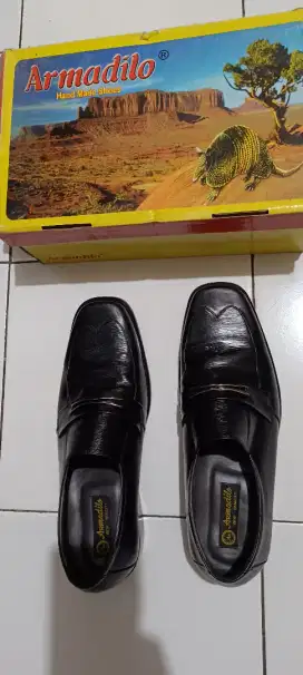 Sepatu kantor armadilo