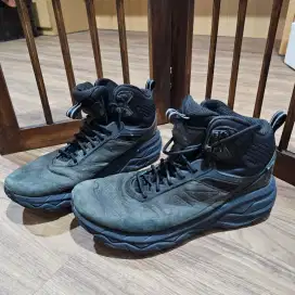 Sepatu Hoka Trail Hi
