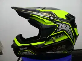 Jual helm MX croos ukuran M kondisi 90 %