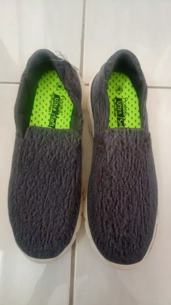Sepatu sport pria merk Fladeo