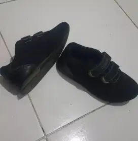 Spatu sekolah ori