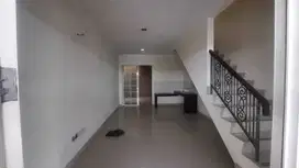 DISEWAKAN MURAH RUMAH 2 LANTAI GREEN LAKE CITY, CLUSTER WEST EUROPE