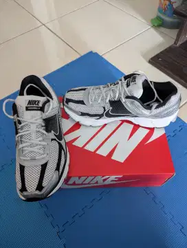BNIB Nike zoom vomero 5, metallic silver / black, 9 US / 42.5