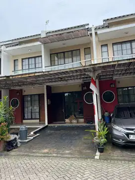 Rumah Greenlake City Cluster East Asia 2 lantai depan kolam renang