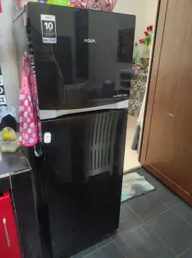 Kulkas 2 pintu merk aqua