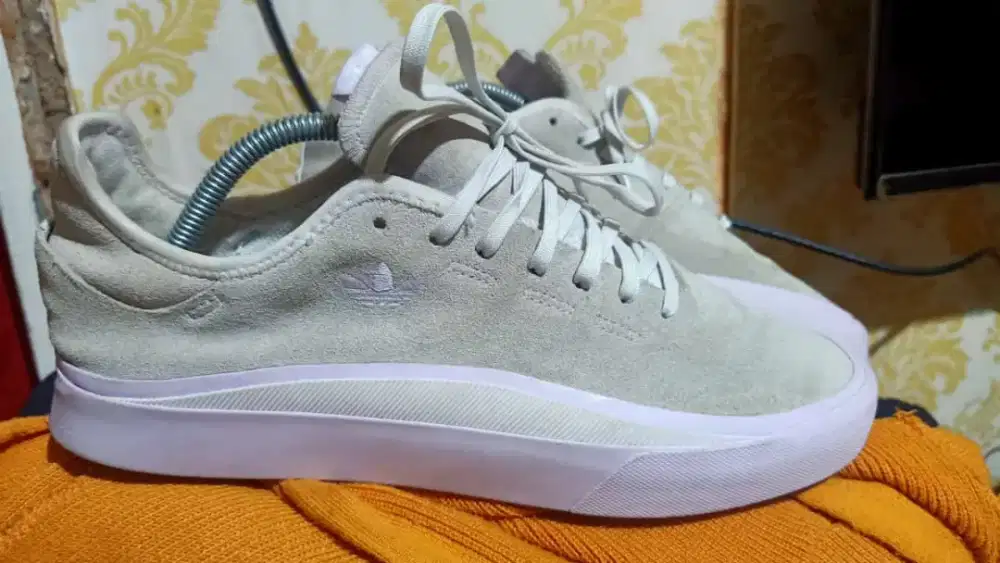 Sepatu sneakers adidas size 42