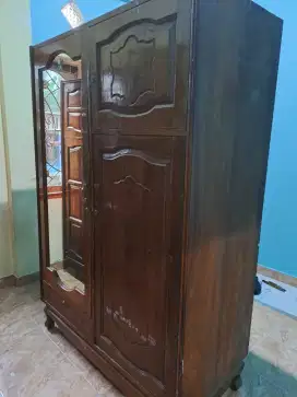 Lemari Jati Tua
