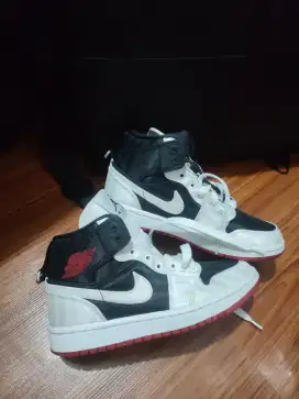 Sepatu Jordan 1 Mid