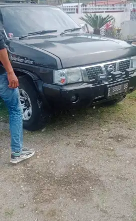 Nissan Terrano 2.4 MT