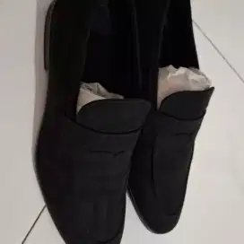 Sepatu H&M Pantofel Suede Men Black Size 42 like new 1xpakai
