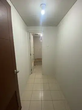 2BR plus unfurnish ada AC lantai rendah Apt.Royal mediterania garden