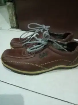 Sepatu coklat merk watch out
