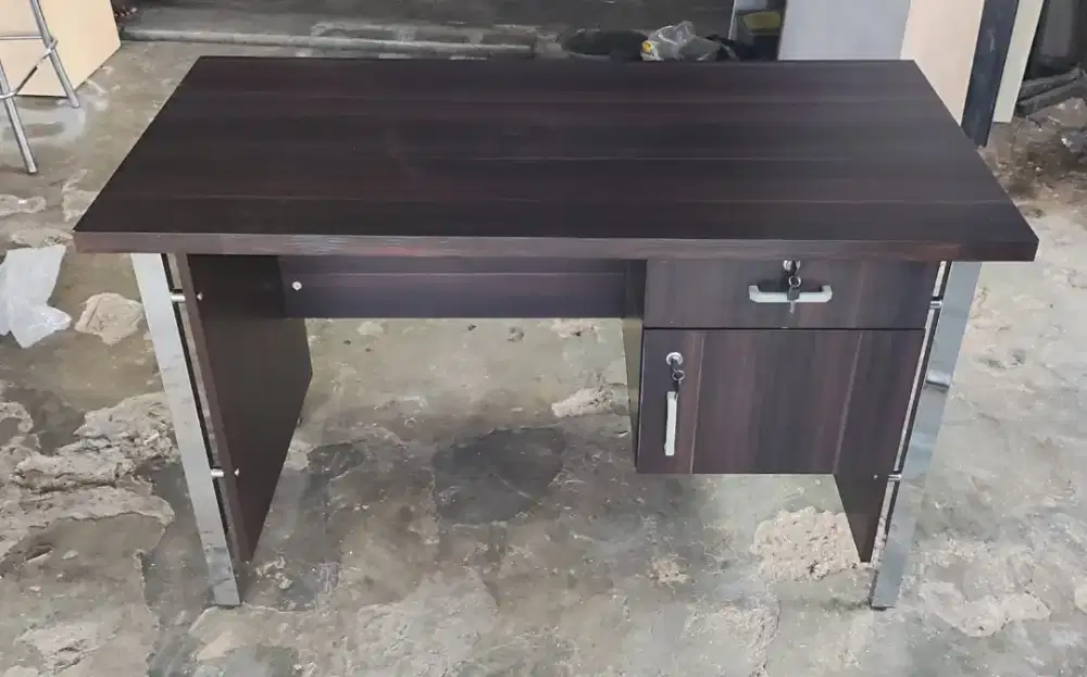 Meja kantor laci uk 120cm