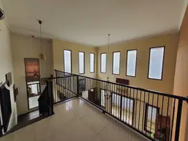 Rumah 2 lt second Boulevard di Kota Wisata