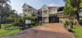 Rumah Mewah 2 Lantai Hoek, Hadap Taman