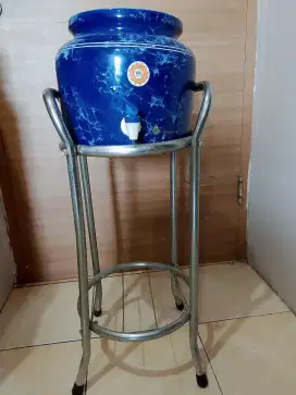 Guci galon dan tiang