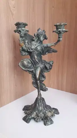 Patung malaikat tempat lilin antik kuno