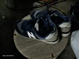Sepatu masih tebal