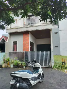 Jual cepat rumah 2 lantai lokasi strategis
