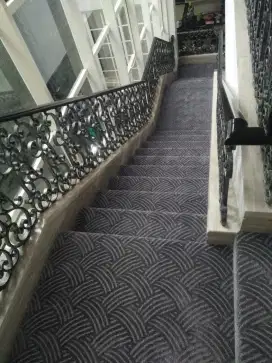 Reiling tangga, carpet dan kusen alumunium.