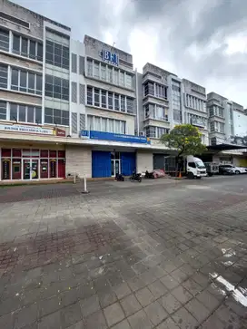 Disewakan Ruko Mega Bulevar Harapan Indah Hadap Jalan Raya Parkir Luas