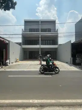 di jual ruko baru  3 lantai .2 unit siap paka di serpong tangseli