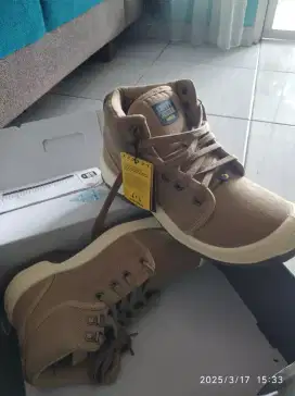 Sepatu Safety original safety jogger size 44 kondisi baru