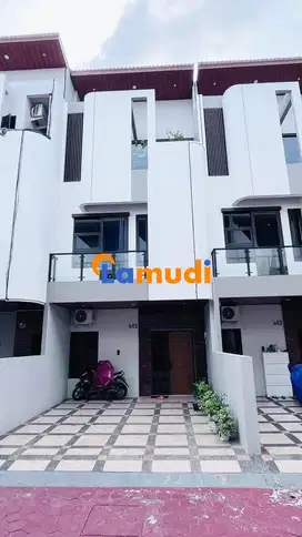 Rumah Exclusive Townhouse Matraman Lokasi Dekat Ke Akses Transportasi