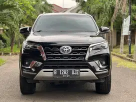 TOYOTA FORTUNER 2.8 VRZ SOLAR AT 2022 HITAM KM 57rb (SERVICE RECORD)