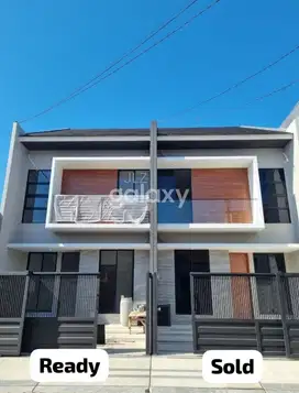 RUMAH MUNGIL BERKUALITAS DI KERTAJAYA DENGAN DENAH LEGA & ROW 3 MOBIL