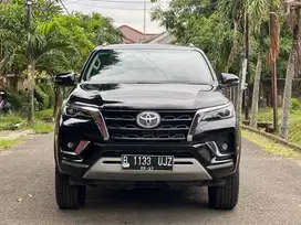 TOYOTA FORTUNER 2.4 VRZ SOLAR AT 2022 HITAM KM 50rb (ASLI DARI BARU)