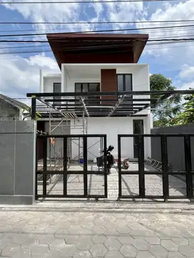 Rumah baru modern 2 lantai dekat Transmart &hotel Sheraton Maguwoharjo