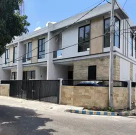 New minimalis . rumah di Simpang Darmo Permai Selatan