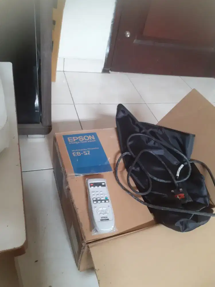 Proyektor Epson EB S 7