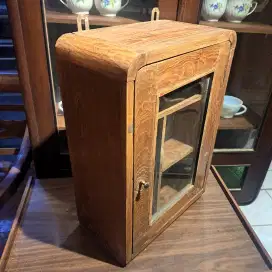 kotak obat artdeco jati tua
dimensi T47cm P33cm L18cm