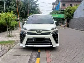 TOYOTA VOXY 2.0 AT 2021