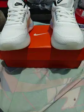 Sepatu nike putih