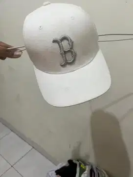 Topi berwarna putih B