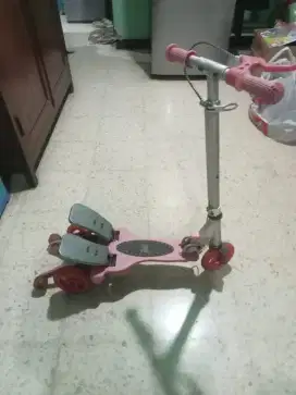 skuter ( otoped ) warna pink