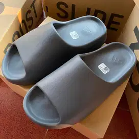 SANDAL ADIDAS YEEZY YZY SLIDE SLATE GREY ID2350  44 1/2 BNIB