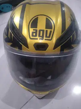 Helm warna gold AGV