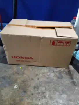 Kardus tahan air bila di lapis jas hujan