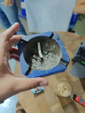 Asbak bekas warna biru