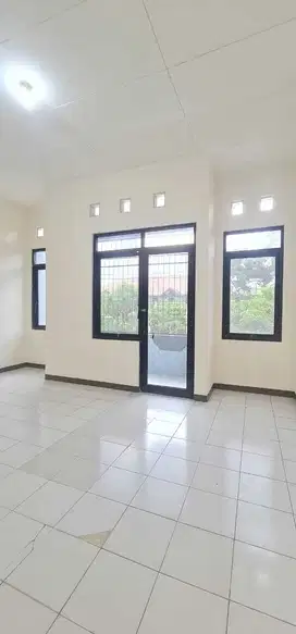 Dijual Ruko Baru  Nyaman Siap Pakai Lokasi di Mainroad Taman Holis 1