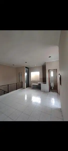 Ruko Strategis 2,5 Lantai  siap huni, Taman Kopo Indah