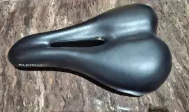 Saddle sepeda Element Second dan Free Sarung Saddle