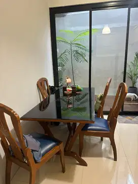 Meja makan jati