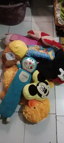Bantal boneka ada 10 item