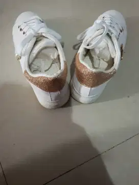 Sepatu Sneaker wanita
