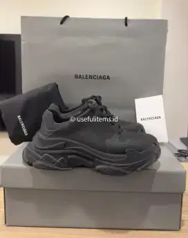 Sepatu Balenciaga  M-Triple S 100% Ori Size 40